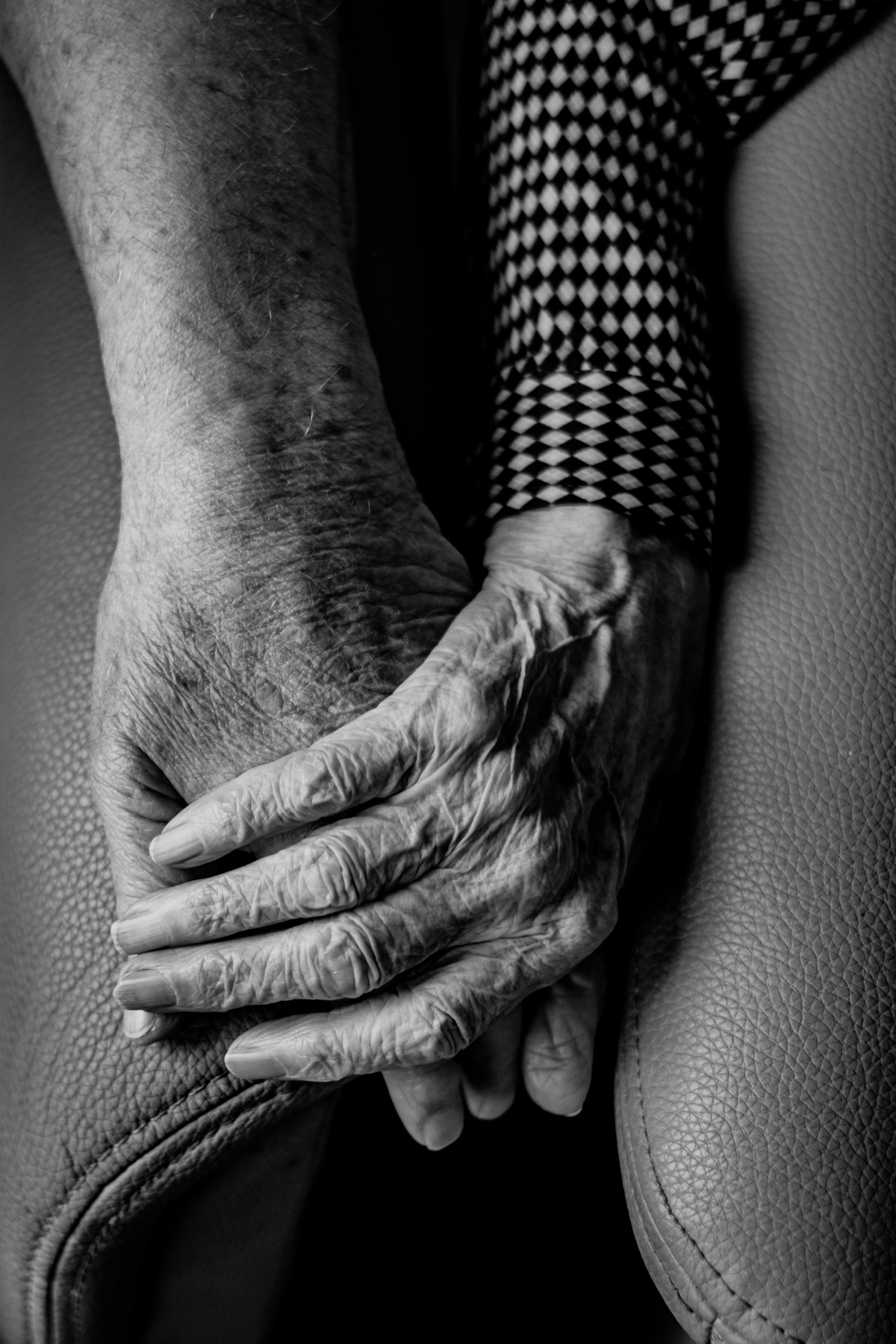 Mãos idosas em fotografia preto e branco, transmitindo serenidade