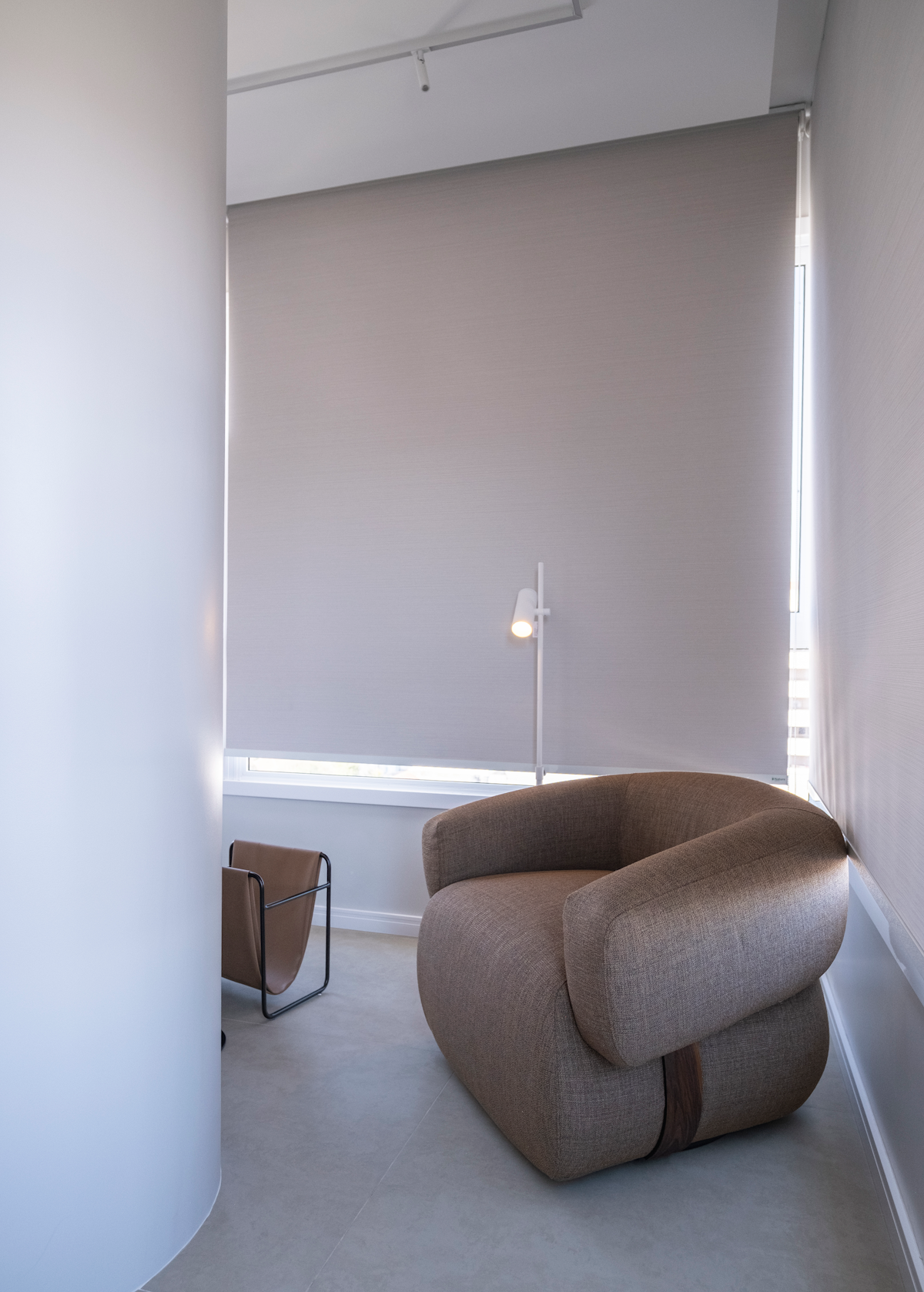 Poltrona moderna com abajur em sala minimalista e tranquila